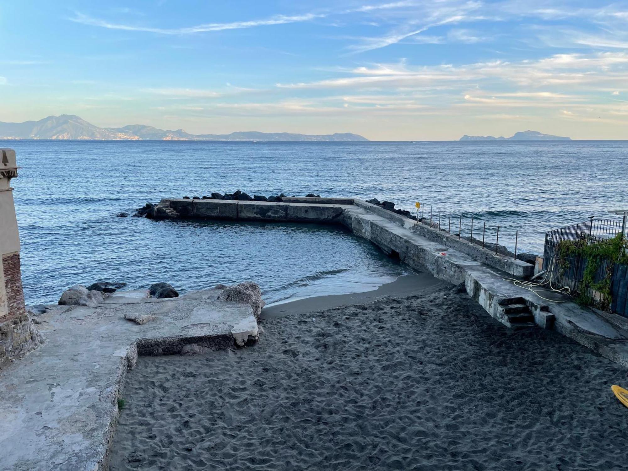 La Casetta Con La Spiaggia Naples Exterior photo